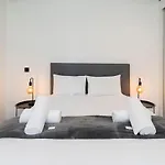 Apartment Near Waterfront, Rooftop Pool