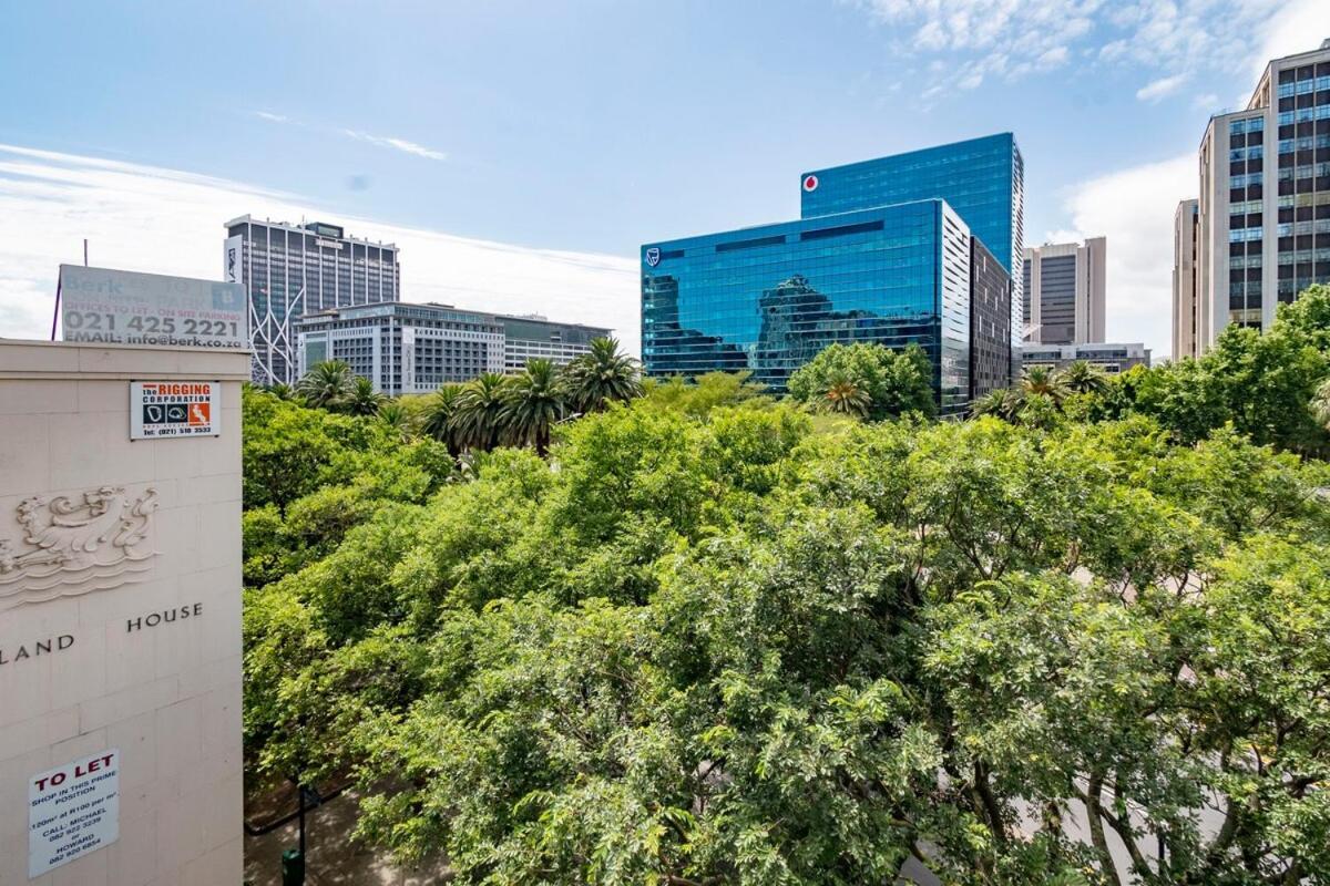Near Waterfront, Rooftop Pool Apartment *